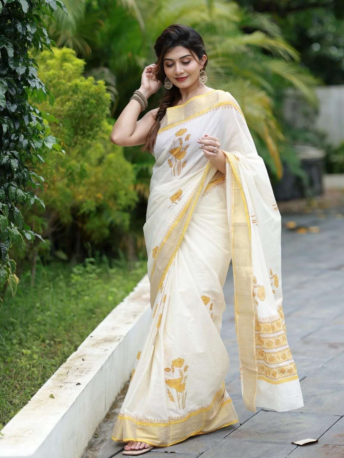 Classic Off-White and Mustard Floral Printed Mul Cotton Saree