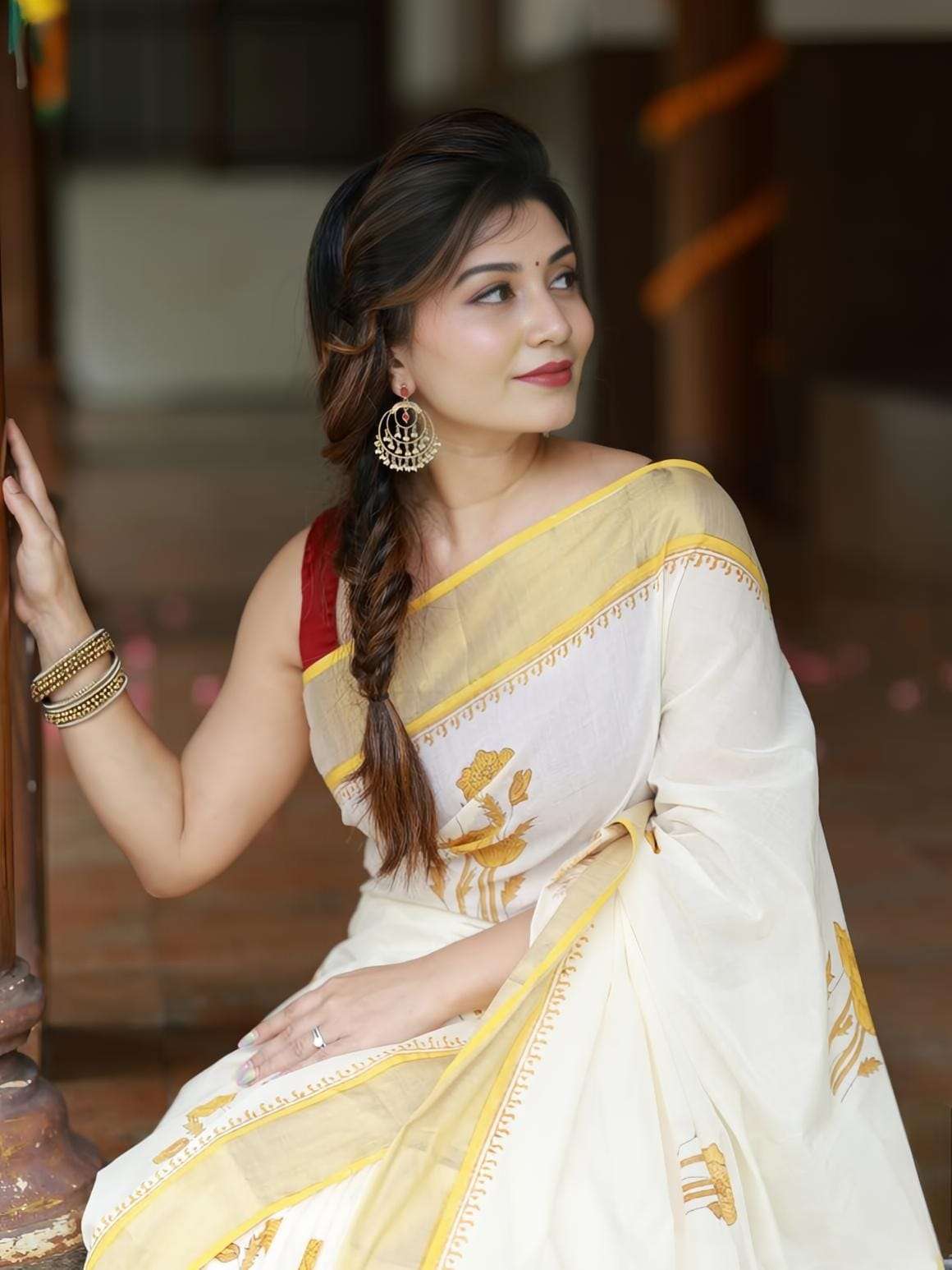 Classic Off-White and Mustard Floral Printed Mul Cotton Saree